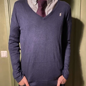 Ralph lauren tröja  - Tröja som visar pengar i vardagen. Denna tröjan gör att du sticker ut från sossarna och visar högersidan av dig!!! Endast för 99kr, nypris 1600kr