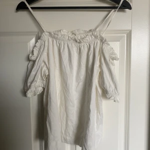 Off shoulder tröja  - Jätte fin off shoulder tröja. Perfekt att ha på sommaren