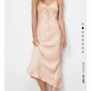 Rosablommig midiklänning med öppen rygg från Zara 🩷🌸Oanvänd, med prislapp kvar 🌷