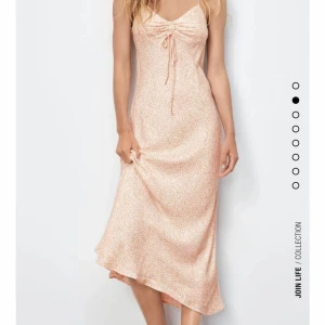 Rosablommig midiklänning - Rosablommig midiklänning med öppen rygg från Zara 🩷🌸Oanvänd, med prislapp kvar 🌷