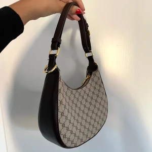 Brun väska - Super snygg brun väska, köpt här på plick men har inte kommit till användning. Väskan har två fack och är i fint skick 🤍