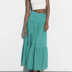 Zara kjol - Säljer denna trendiga kjolen ifrån zara! Använd få gånger så den är i bra skick🥰