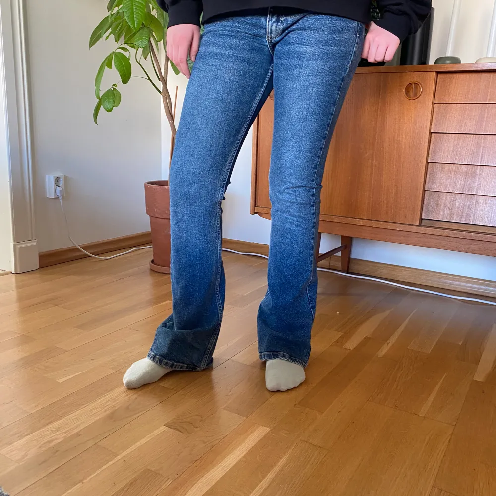 Säljer dessa super fina bootcut jeans med coola fickor💞 Köpte på Pull&Bear i storlek 36. Jeans & Byxor.