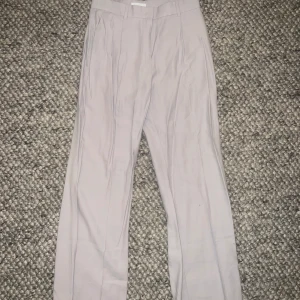 Raka kostymbyxor - Ljusgråa byxor i kostymmaterial Raka i benen Aldrig använda Normala i storleken