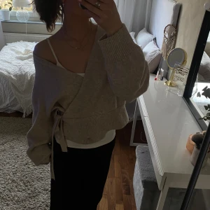 &OtherStories stickad tröja - Superfin beige stickad tröja från OtherStories! Storlek L men passar mig som vanligtvis har S då man kan knyta den olika beroende på hur man vill att den ska sitta✨🙌🏽nypris 550