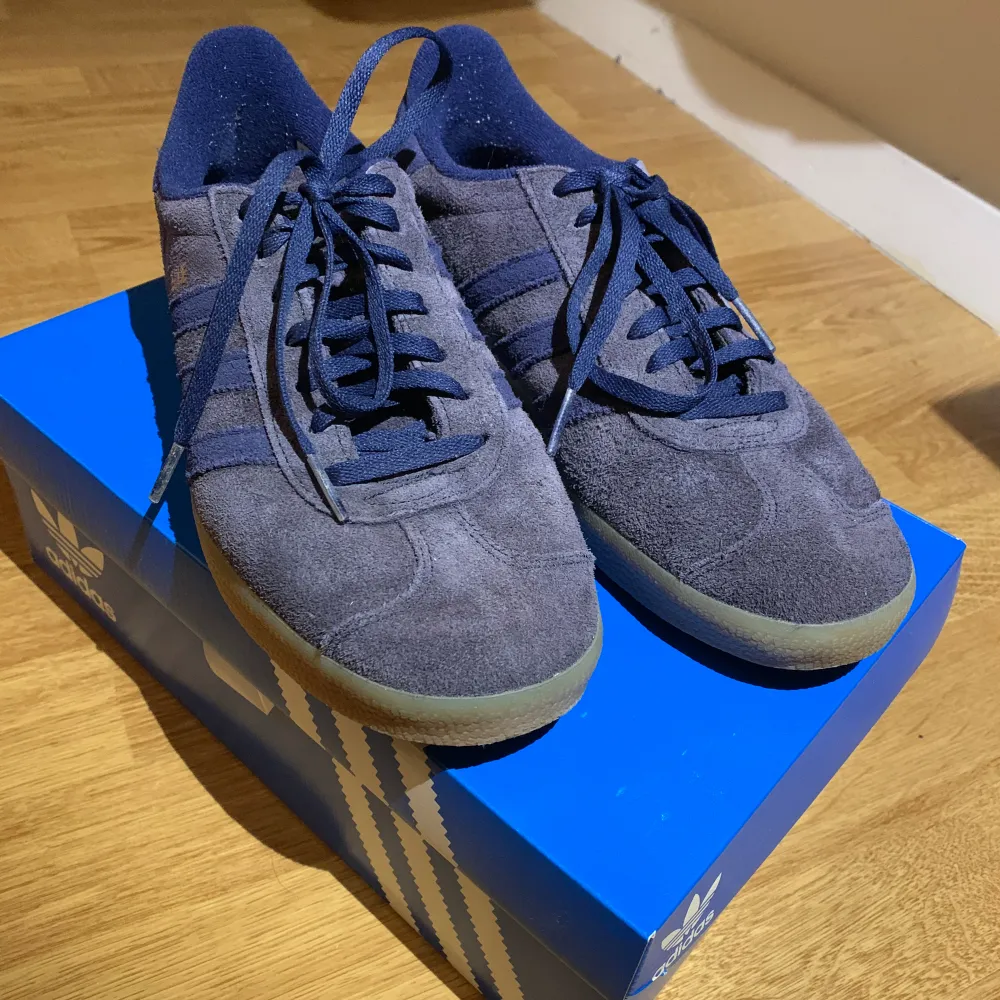 Adidas gazelle skor, storlek 40 2/3 men ganska liten i storleken. Nästan aldrig använda pga för små. Bra skick. Skor.