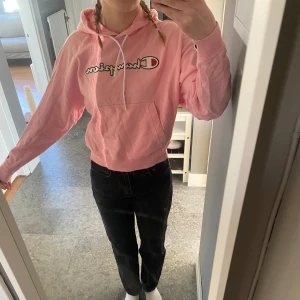 Hoodie  - En rosa Champion hoodie i storlek Xs, nästan aldrig använt den💗🌸