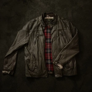 Läder Jacka - Worn a couple times with some distressing showing.                                 Fits really nice, boxy fit.                           Zip L: 61cm