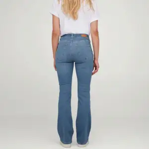 Högmidjade och väldigt stretchiga jeans från Cubus i storlek S och längd 32. De är lite ljusare än på bilden för jag hittade inte de jag har online. De är även utsvängda och formar bra. Superssköna och passar till allt☺️🫶🏼