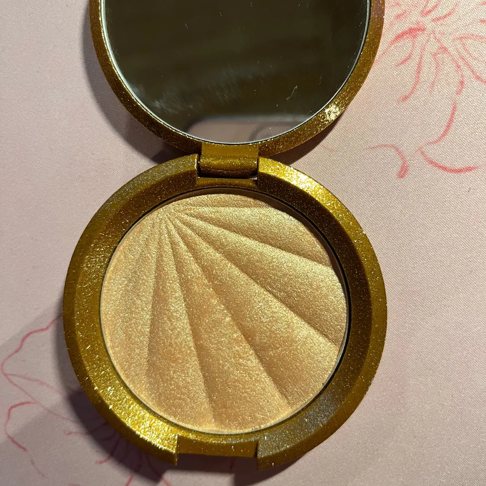 Jättefin Becca highlighter som är sparsamt använd, säljer dock för det inte riktigt är den färgen jag vill ha. Färgen är c pop och den guldglittriga förpackningen är limited edition. . Övrigt.