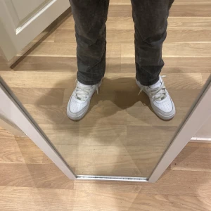 Vita air forces  - Ett par nya vita air forces använd några gånger.  10/10 skick  Köpta för : 1000