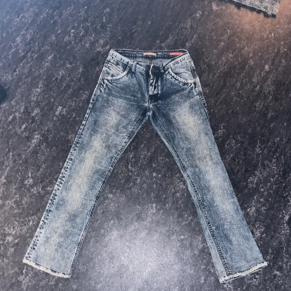 Säljer dessa diesel jeans som inte kommer till någon användning,storlek S skulle säga att det passar någon som är ungefär 158-163 lång och mindre. Jättebra skick inga hål eller något sånt. Det är Low waist och är lite bootcut. Pris går att diskutera.. Jeans & Byxor.