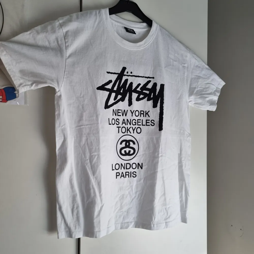 Hej, jag säljer min Stussy World Tour Tshirt. Den är i mycket fint skick och inga fläckar osv. Dm för fler frågor! Köpt begagnad. T-shirts.