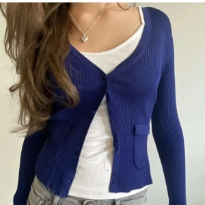 Marinblå kofta - Fin marinblå kofta köpt här på plick men passade inte så säljer vidare.( bilden är lånad)🫶💙 passar s-l