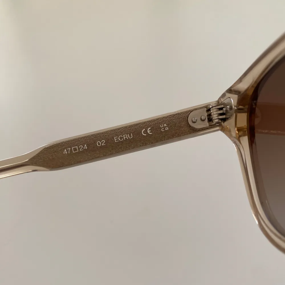 Solglasögon från chimi som inte kommer till användning längre, som nya, inga defekter eller repor, har dock inte originallåda/fodral kvar. Färgen ECRU model 02. Skriv om ni har frågor eller vill ha fler bilder:). Övrigt.