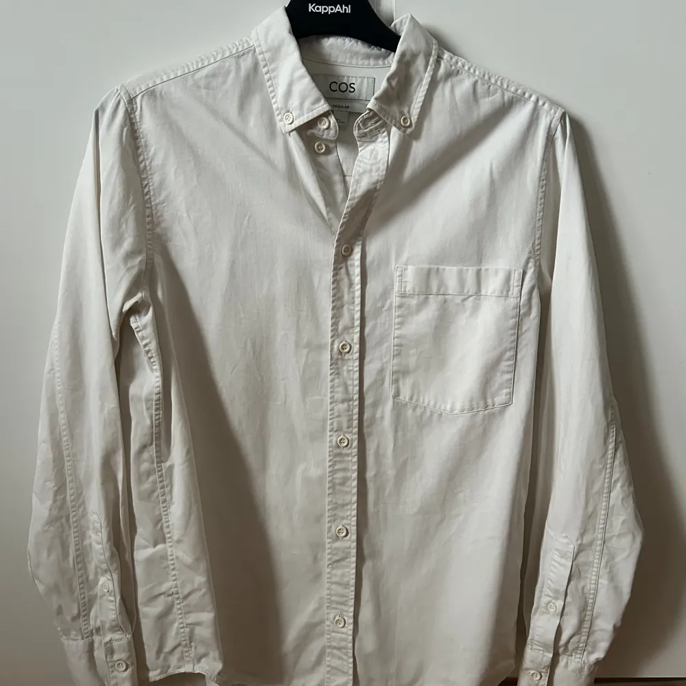 En vit skjorta från cos i bra skick, storlek small. Knappt använd pga växte ur den innan den hann användas. Original pris runt 600kr. Skriv vid frågor eller funderingar!. Skjortor.