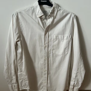 Cos Vit skjorta - En vit skjorta från cos i bra skick, storlek small. Knappt använd pga växte ur den innan den hann användas. Original pris runt 600kr. Skriv vid frågor eller funderingar!