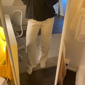 Linnebyxor  - Linnebyxor med låg midja, inget märke. Jag är 170💕
