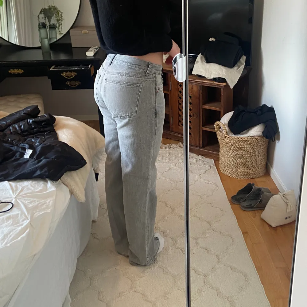 De trendiga jeansen från Gina. I bra skick förutom att de är uppklippta på insidan av benet för en vidare passform (se bild 3). Jeans & Byxor.