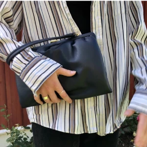 Väska - Superfin marinblå väska! Den går att använda som axelväska men även att hålla i. Det är i bra skick då den knappt har använts! 🫶🏼🫶🏼