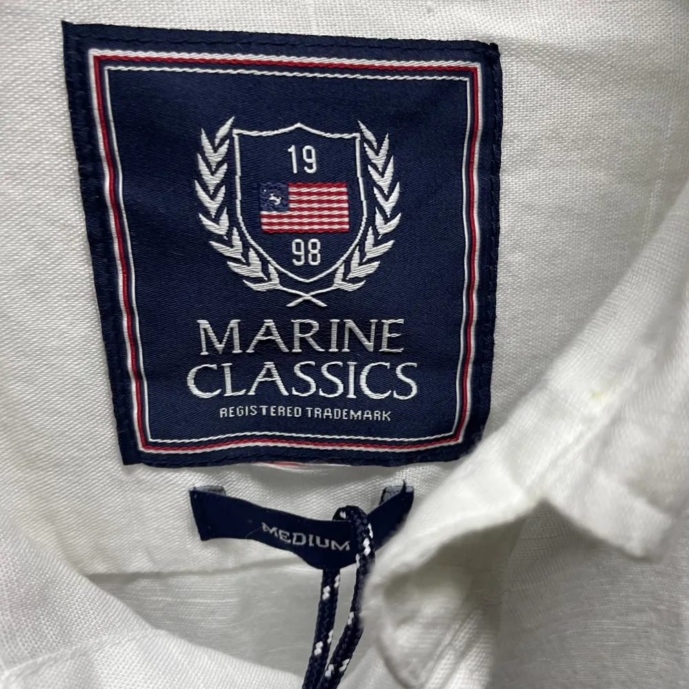 Marine Classics skjorta med lång ärm i bomull/linne. Vit storlek M. Mjuk härlig kvalitet. Nyskick, aldrig använd. Samtliga lappar finns kvar. Nypris 699:-  . Skjortor.