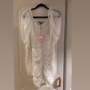Vit Klänning Missguided🤍🎀 - Hej säljer en fin vit klänning som passar bra för allt men för det mesta studenten🍾. Den är helt ny har aldrig använt🤍