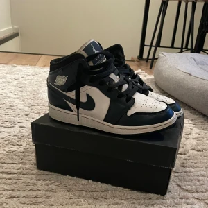 Air Jordan 1 Mid Dark teal  - Säljer min sons skor som han har då växt ur, dem är sparsamt använda och priset är inte hugget i sten, skriv gärna för mer frågor eller bilder!😁