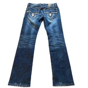 Rock Revival Jeans - Lånade bilder Midja (rätt över): 43 cm Innerben: 81 cm