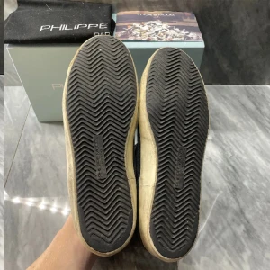 Philip Model - Snygga Models med en unik färg! Skick 6/10. Liten deffekt på bakre delen av skon! Storlek 42. Pris kan disskuteras! Skosnören gått av, många defelter