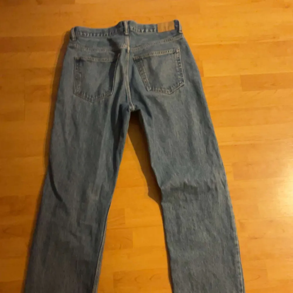 Ett par snygga loose weekday jeans i storleken 30/34. Inga defekter. Jeans & Byxor.