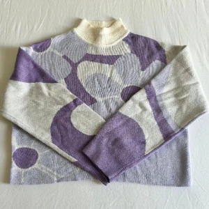 Tunn lila tröja - Bra skick, anändes bara ett fatal ganger, säljer dà jag inte gillar att det är bara vitt där bak. Storlek S 50kr + frakt