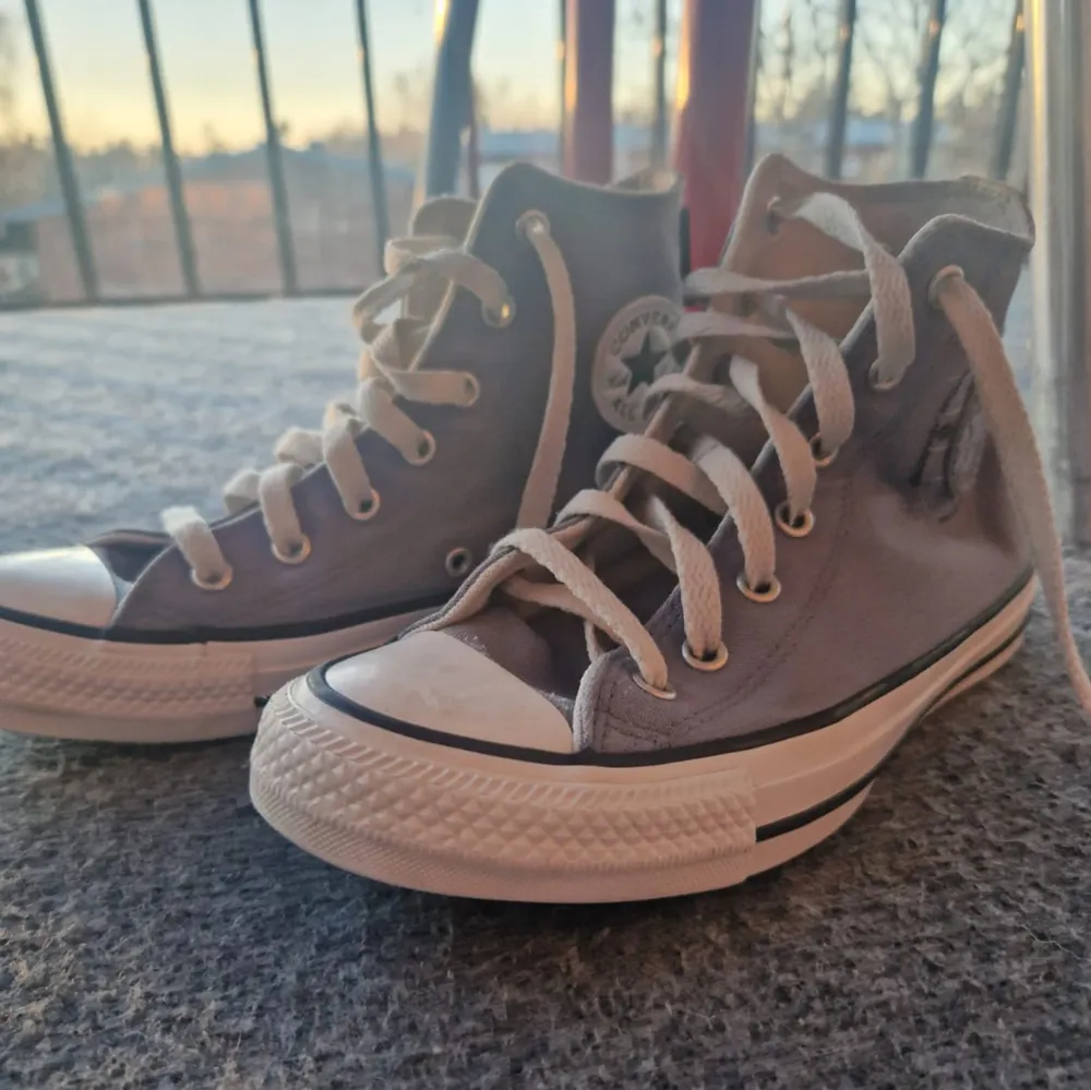 Blå all star converse, storlek 35.5 - 36 båda passar. De är använda bara några gånger och är fortfarnade fina och rena.. Skor.