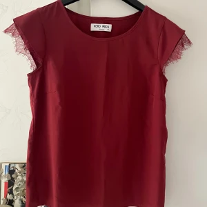 Vero Moda  - Vinröd vero moda tröja, storlek xs, passar på mig som är xs-s. Inga defekter, använd en gång.