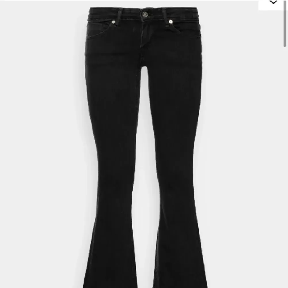 jätte snygga basic jeans från only. jag köpte de i längd 36 men råkade klippa av för mycket så de blev för korta för mig😅midjemått är 35 cm ungefär men de har väldigt mycket stretch🥰🥰🥰och är lite osäker på innerbensmåttet men jag är 175 som rrferens . Jeans & Byxor.