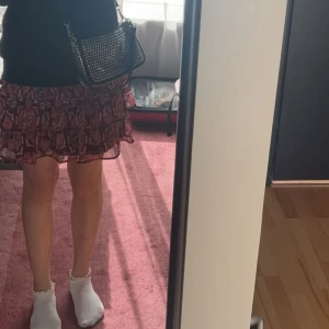 Glittrig väska Zara - Så fin väska från Zara!! Köpt i somras och är använd fåtal gånger. Tror den är köpt för 300kr - 400kr 