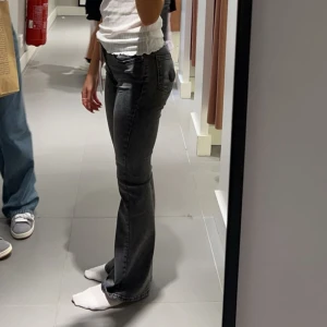 Bootcut jeans low waisted - Säljer mina fina bootcut jeans med låg/medel midja från Gina Tricot. Använda fåtal gånger! Säljer då dem är för stora för mig i midjan. Några trådar vid knappen (som jag tror fanns vid köpet)💕