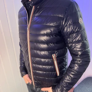 Moncler jacka - Moncler jacka | Modellen på bilden är 187cm o väger 81kg | Storlek: 3 passar M | Skick: rätt bra skick | Pris: 2699 kr | Hör av dig vid frågor och funderingar mvh 