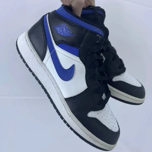 Jordans - Säljer mina Air Jordan 1 MID som inte kommer till användning. Är i bra skick, äkta!! Storlek 37 men sitter som en 37,5/38