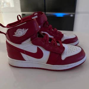 Air Jordan 1 mid - Näst intill oanvända Air Jordan 1’s. Superbra skick.  Så snygga och passar till allt!  Skickas i originalbox. Storlek 36