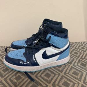 Säljer att par Jordan 1 Blue Chill i storlek 41/42 de är ganska fräscha men har ett märkte på en sidan kan rengöra de lite innan ifall någon är intresserad säljer för 700.