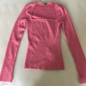 Långärmad rosa tröja - Långärmad rosa tröja från H&M. Super söt och jättebra passform men färgen passar mig inte. Nyskick bara använd en gång. Har fina slitsar vid ärmarna. Kan fraktas om köparen betalar för frakten.