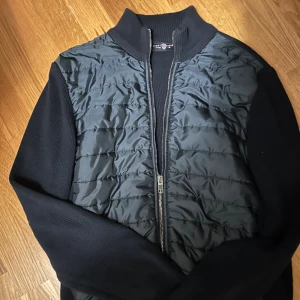 Cardigan - Säljer den a ursnygga cardigan i storlek M. Märket är Jimmy Sanders och den är väldigt lik cardigan från J Lindberg bland annat. Nypris ligger på 2400kr. Den är i mycket fint skick då den är väldigt sparsamt använd.