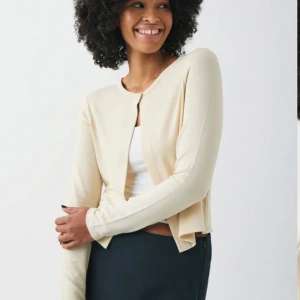 Kofta  - Säljer en kofta från Gina! Säljer för den inte kommer till användning! Skriv för mer bilder!