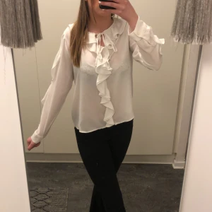 Vit blus  - Jättesöt blus från zara som inte kommer till användning mer( knappt använd ) , fint skick !