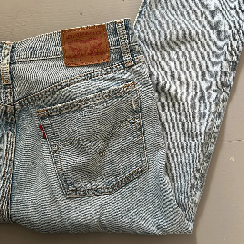 Hej säljer min Levi’s jeans, nyskick. Priset kan diskuteras vid snabbaffär✨. Jeans & Byxor.