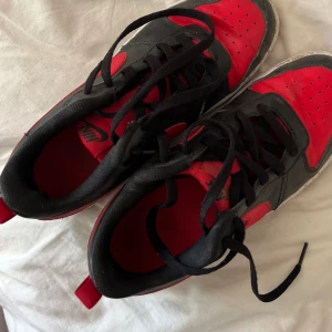 Nike skor - Röda snygga skor från Nike, använd några gånger men inte mycket använda❤️ rengör de självklart om någon köper❣️