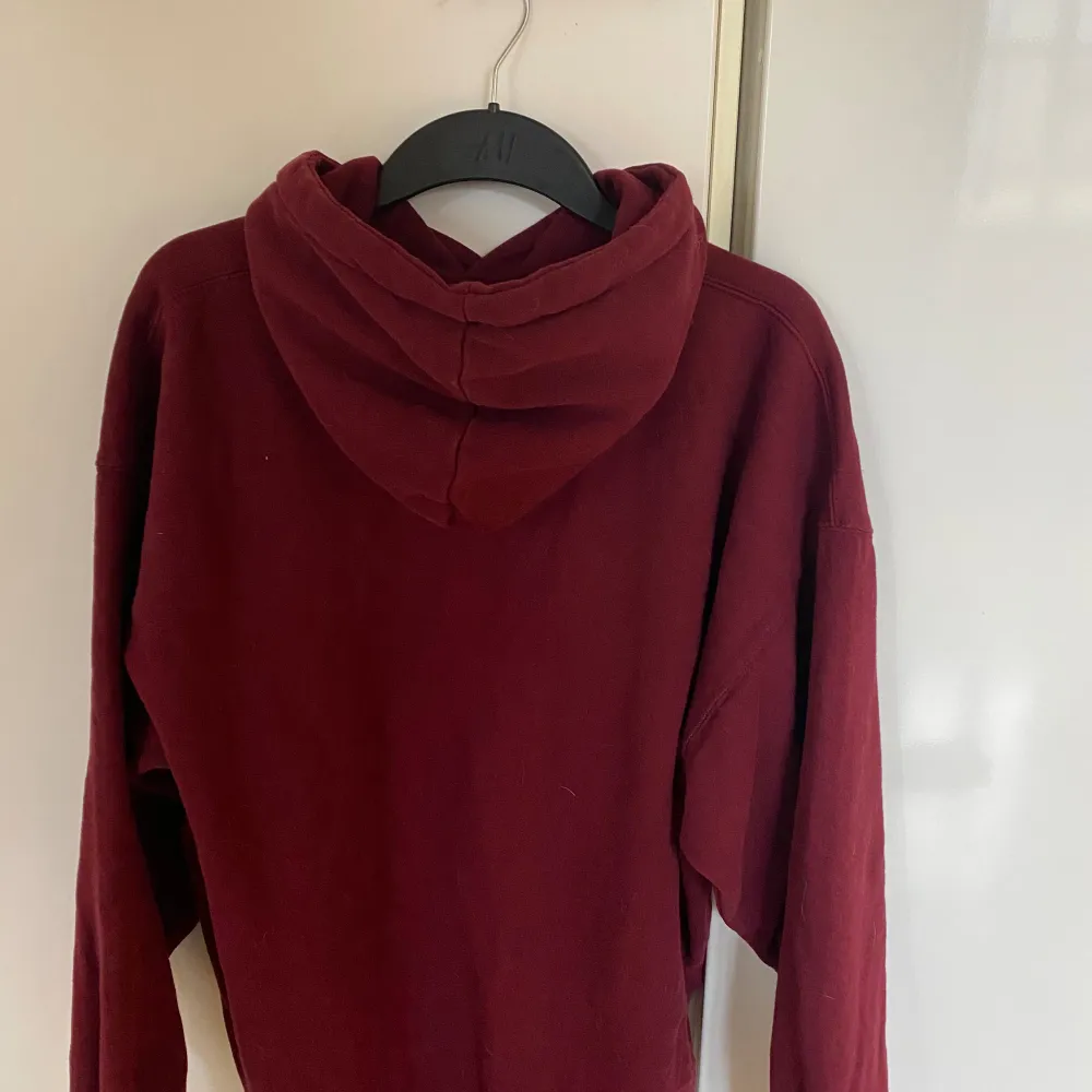 Skön ocersized hoodie från brandy med ”Boston” tryck. Fin röd färg och skönt material! . Hoodies.