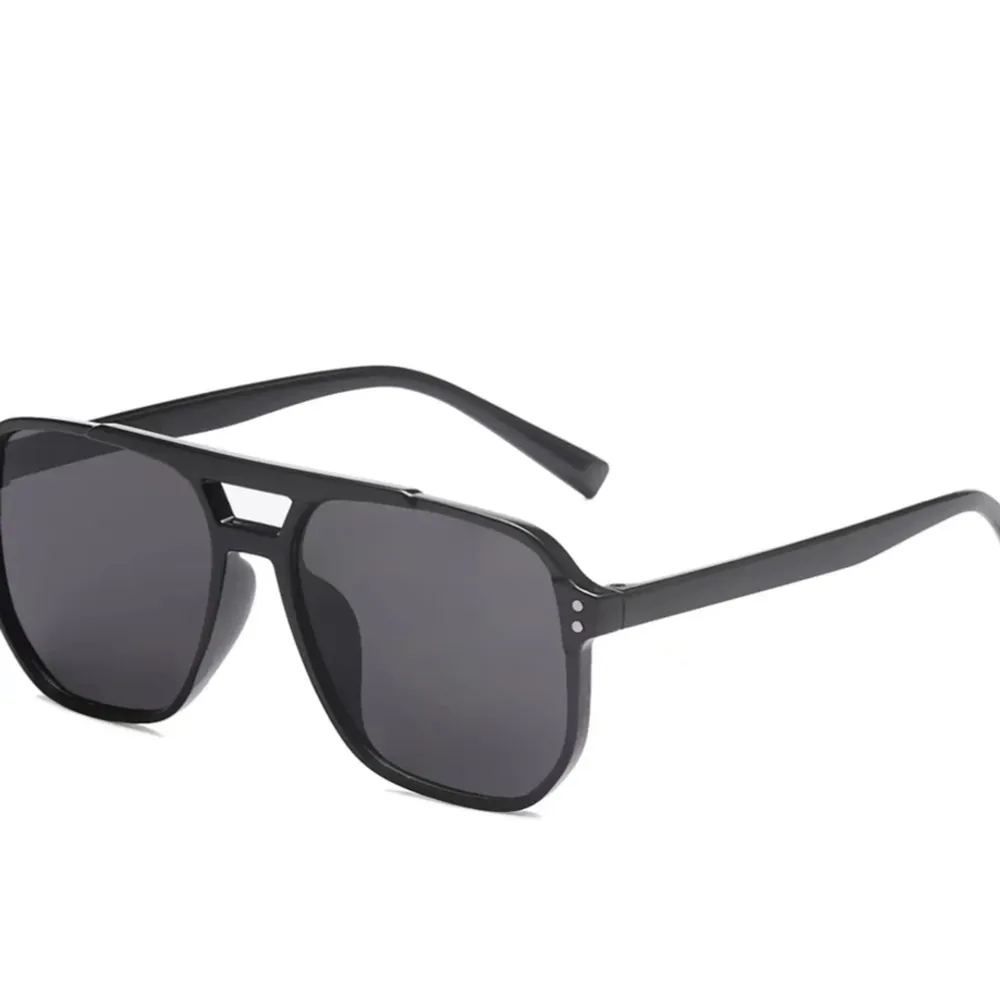 Grisch solglasögon i färgen svart. Accessoarer.