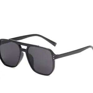 Grisch solglasögon i färgen svart