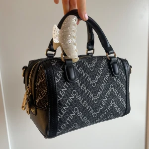 Valentino väska - Så snygg Valentino väska i perfekt storlek. Funkar till allt! Har digitalt kvitto, skriv för fler frågor❤️. Tillkommer längre helt oanvänt axelband 